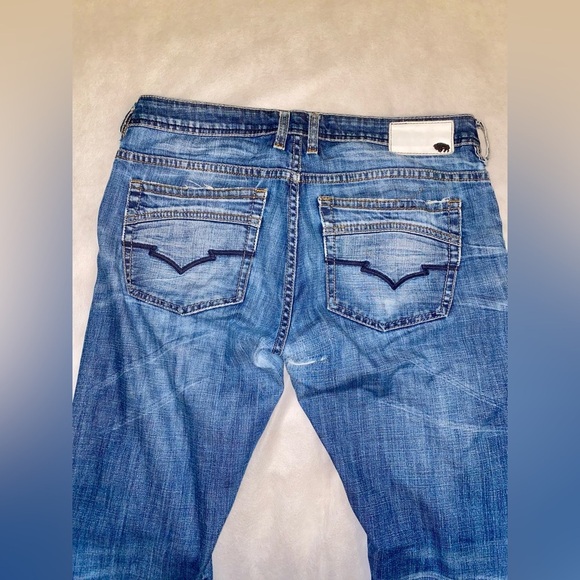 Men's Distressed Blue Jeans. Buffalo 🦬 jeans. Made in USA 🇺🇸 - Picture 4 of 7